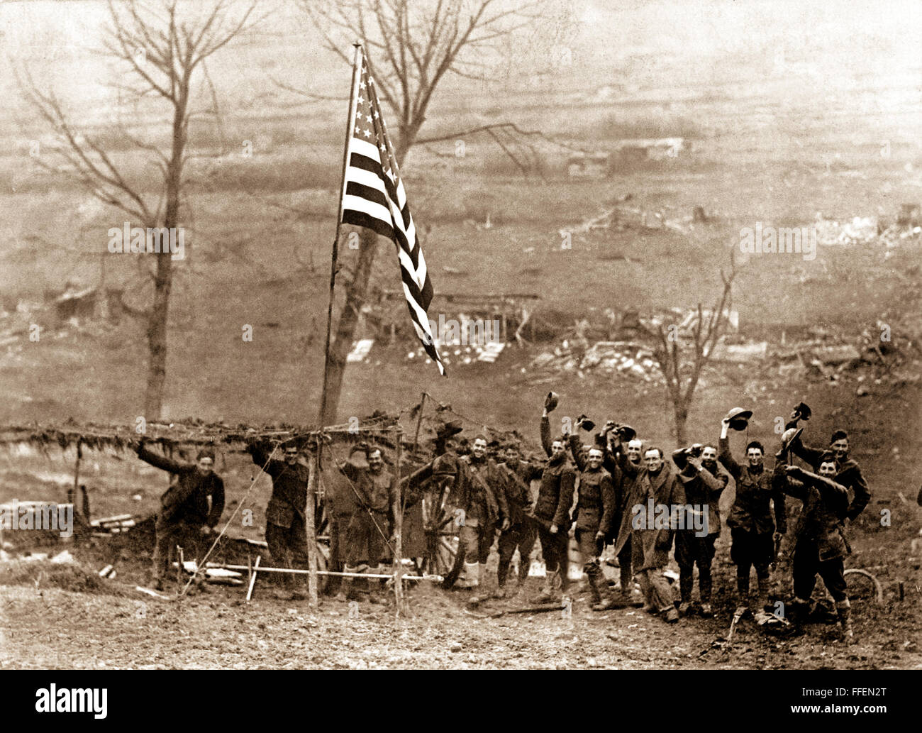 Uno dei cannoni della batteria D, 105Artiglieria di campo, mostra bandiera americana che si è issato dopo l'ultimo colpo era stato sparato prima dell'armistizio entrò in vigore. Etraye, Francia. Novembre 11, 1918. Fotografia di SFC. Morris Fineberg. (Esercito) Questa stampa di archiviazione è disponibile nei seguenti formati: 8' x 10' $15.95 w/ spedizione gratuita 11' x 14' $23,95 w/ spedizione gratuita 16' x 20' $59.95 w/ spedizione gratuita 20' x 24' $99,95 w/ SPEDIZIONE GRATUITA * American Photoarchive filigrana non apparirà sulla vostra stampa. Foto Stock