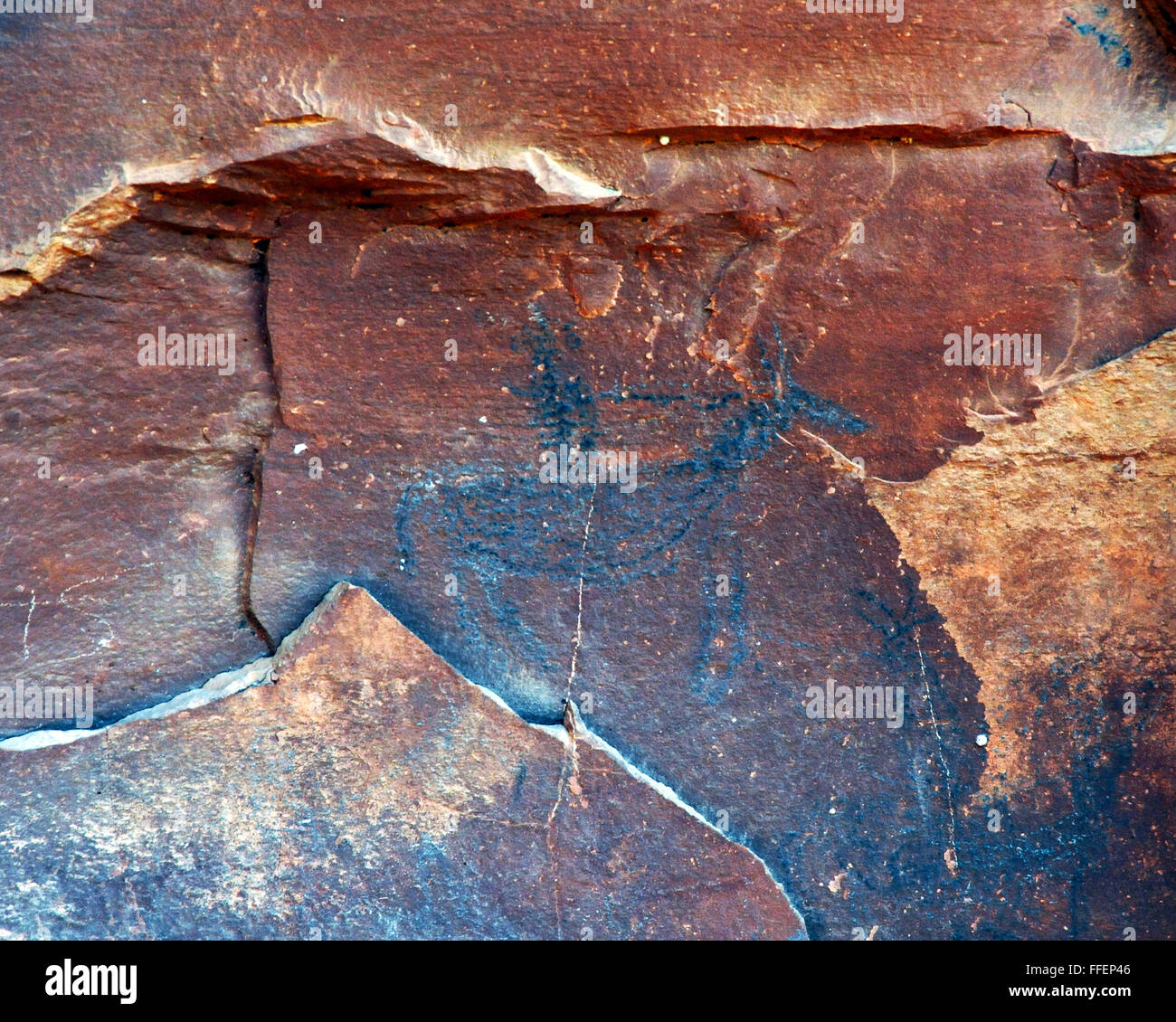 Pittogrammi dei Nativi Americani Sinagua persone di cultura arcaica risalente a 6000 anni fa.suggeriscono la caccia,cerimonia religiosa. Foto Stock