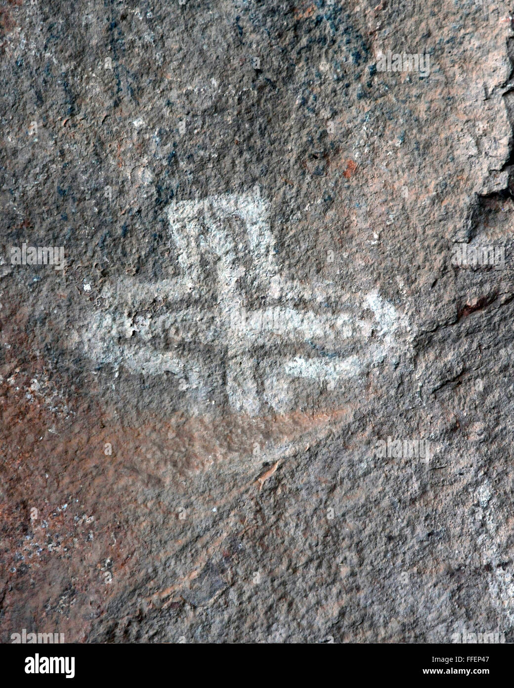 Pittogrammi di roccia arte disegno vicino indiano rovine di abitazione per il popolo Sinagua collegato con la Hopi tribù indiana. Foto Stock