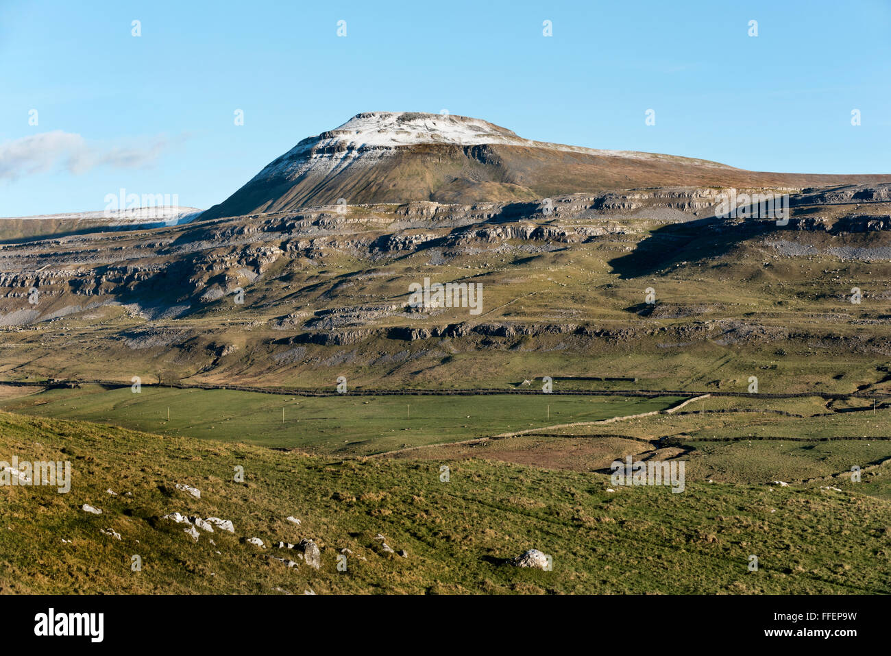 Veduta invernale di Ingleborough, uno di Yorkshire Dales Tre Cime di Lavaredo, vicino Ingleton, North Yorkshire, Regno Unito Foto Stock