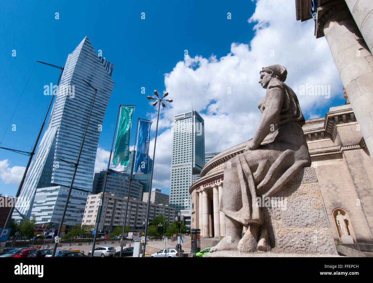 Scultura monumentale al di fuori del palazzo della cultura e della scienza che si affaccia su un moderno alto edificio edifici per uffici nel centro di Varsavia Foto Stock