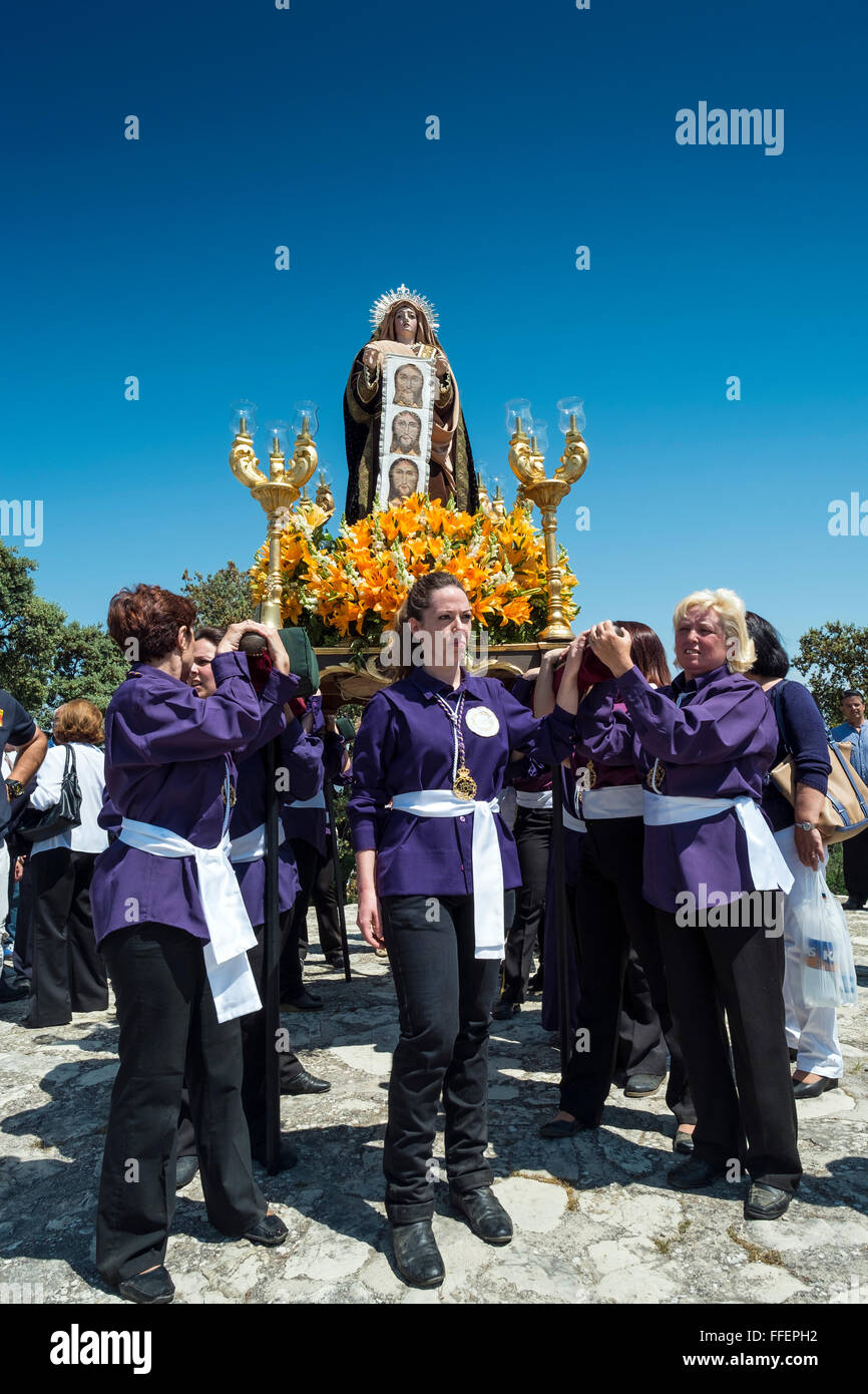 Semana Santa (Pasqua) celebrazione. San Veronica raggiunge la collina di Calvario (Ermita Calvario). Carcabuey, Cordoba. Spagna Foto Stock