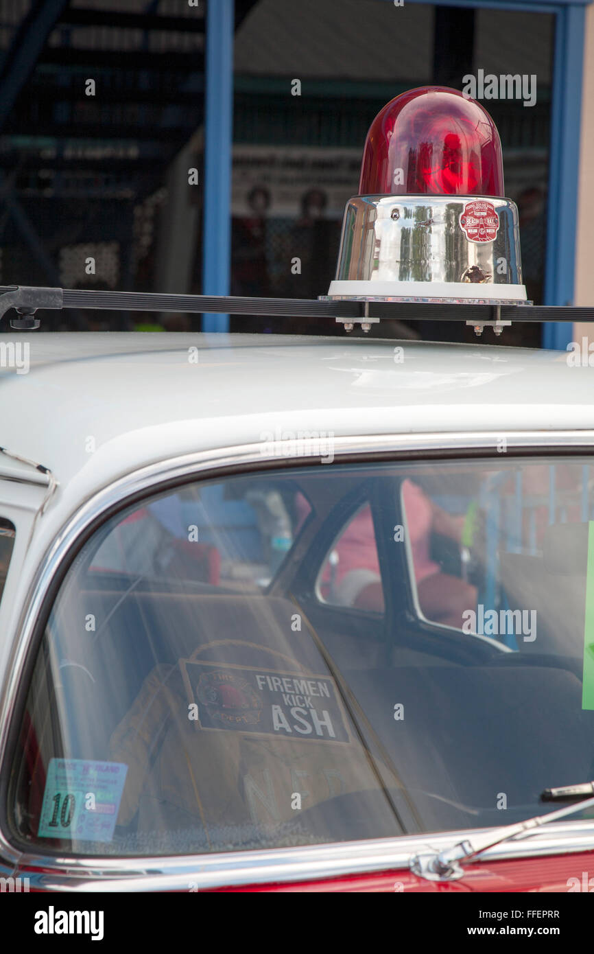 1956 Chevrolet motore Fire faro con raggi di luce rossa sul tetto a Kissimmee città vecchia auto settimanale cruise, Kissimmee, Florida USA Foto Stock