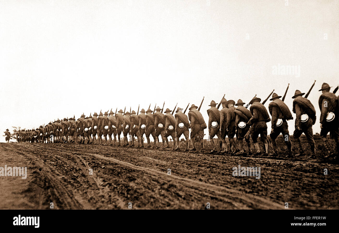 Sede Troop della 27a Divisione di New York La Guardia Nazionale, stagliano contro la raccolta crepuscolo come essi marzo per il training camp. Il 5 settembre 1917. Fotografia di Underwood & Underwood Foto Stock