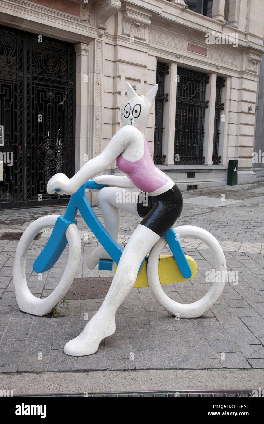 Cat on Bike scultura (2005) da Alain Sechas a Marche aux Herbes o Grasmarkt Square, Bruxelles Belgio Foto Stock