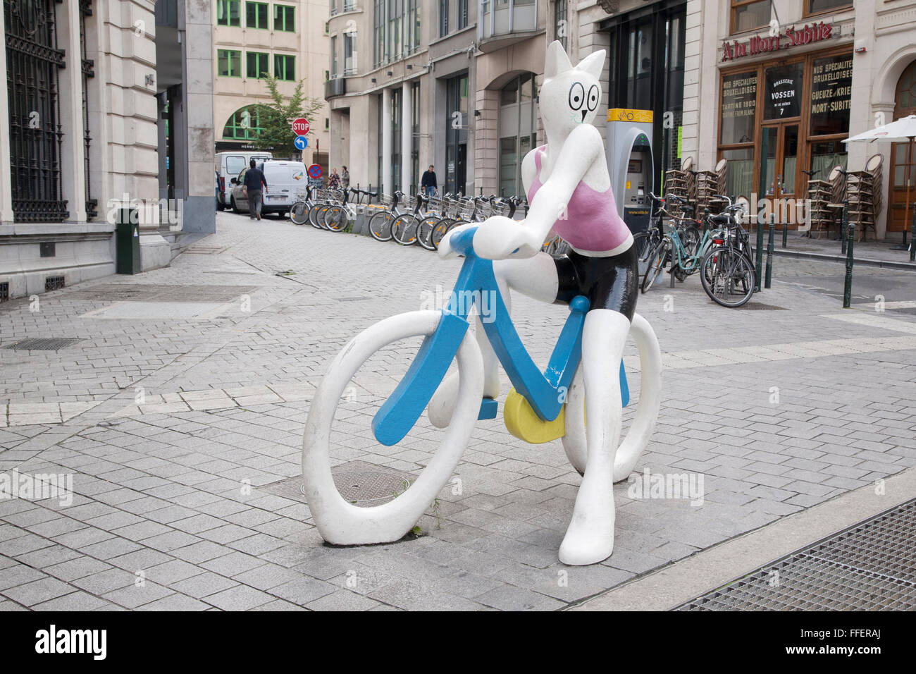 Cat on Bike scultura (2005) da Alain Sechas a Marche aux Herbes o Grasmarkt Square, Bruxelles Belgio Foto Stock