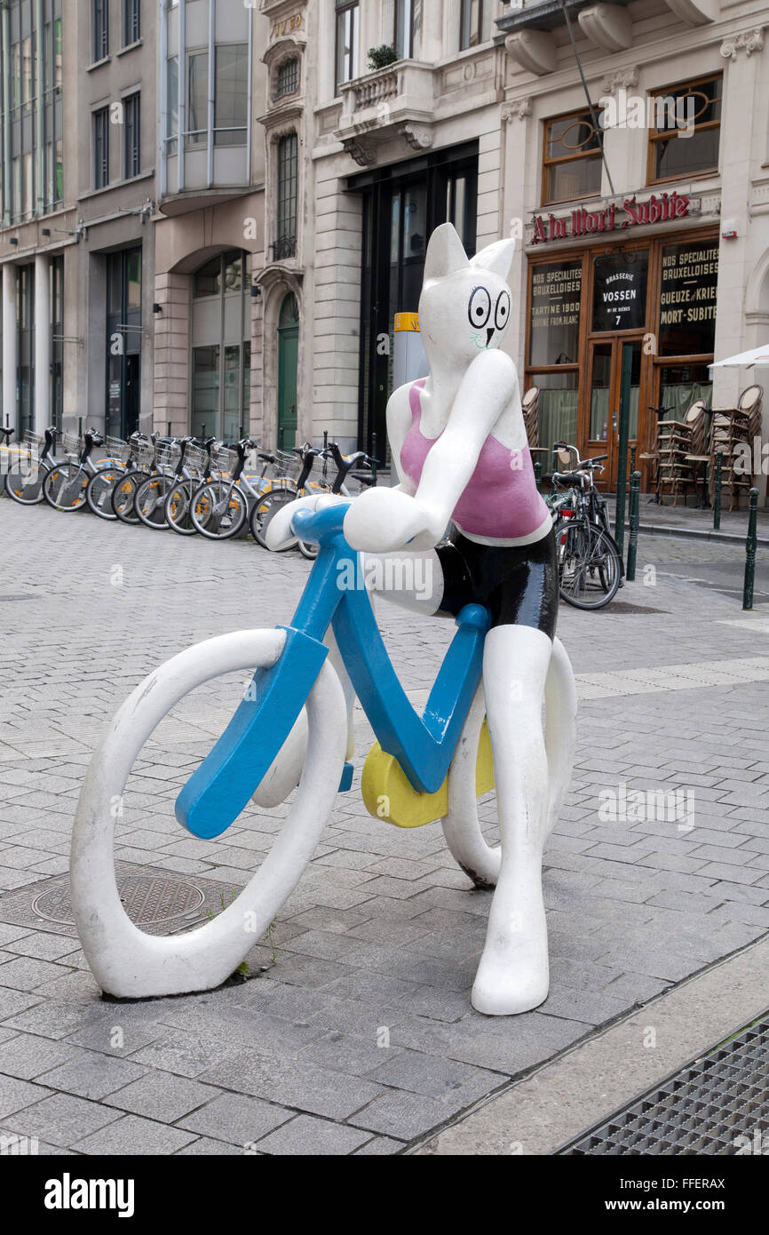 Cat on Bike scultura (2005) da Alain Sechas a Marche aux Herbes o Grasmarkt Square, Bruxelles Belgio Foto Stock