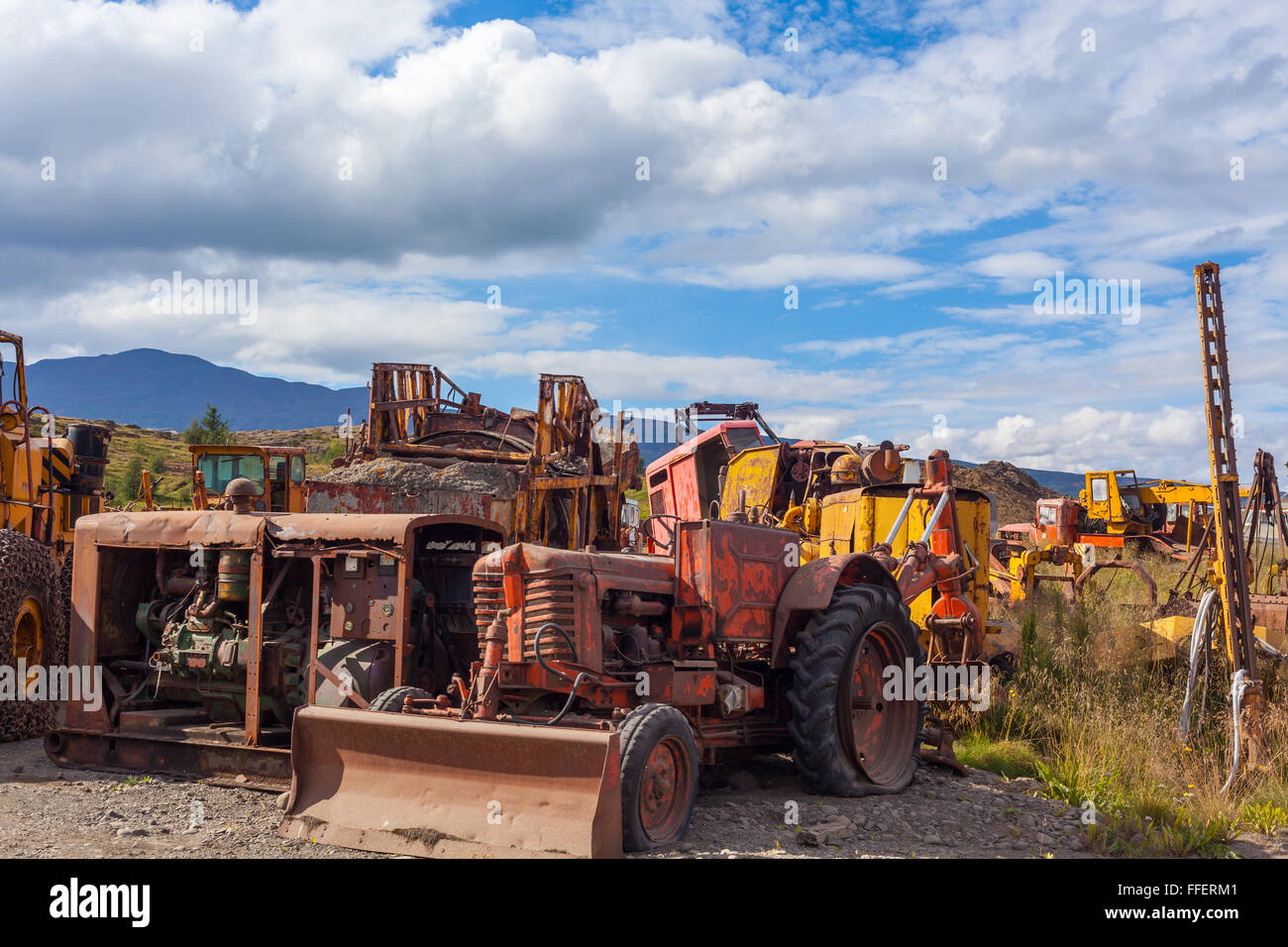 Vecchie e arrugginite weathered bulldozer. All'aperto tiro orizzontale Foto Stock