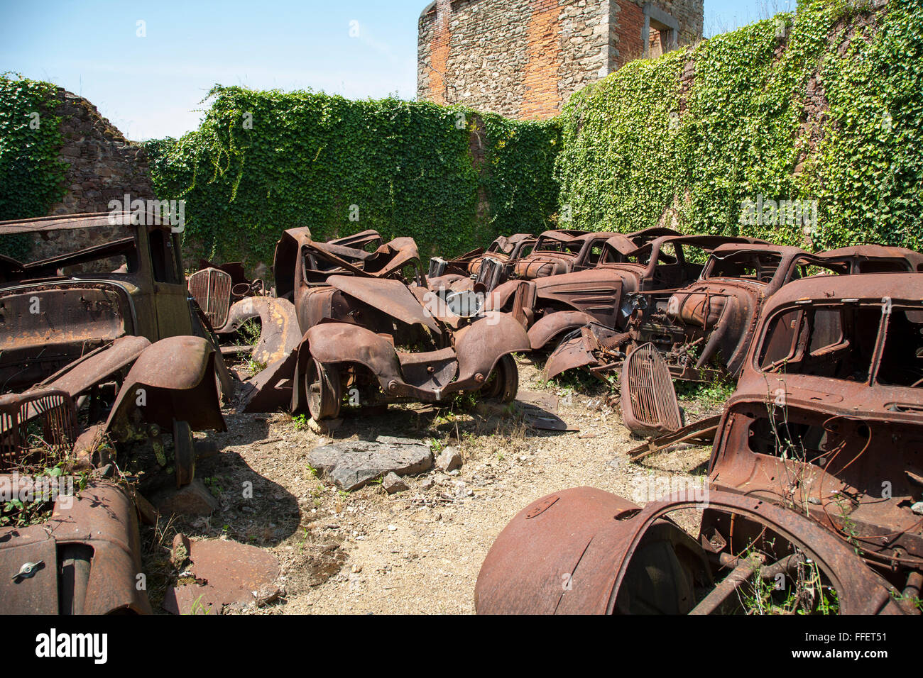 Arrugginimento automobili abbandonate nel villaggio di Oradour sur Glane, Haute Vienne, Francia Foto Stock