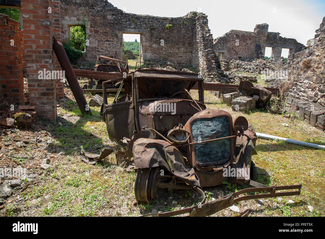 Arrugginimento automobili abbandonate nel villaggio di Oradour sur Glane, Haute Vienne, Francia Foto Stock