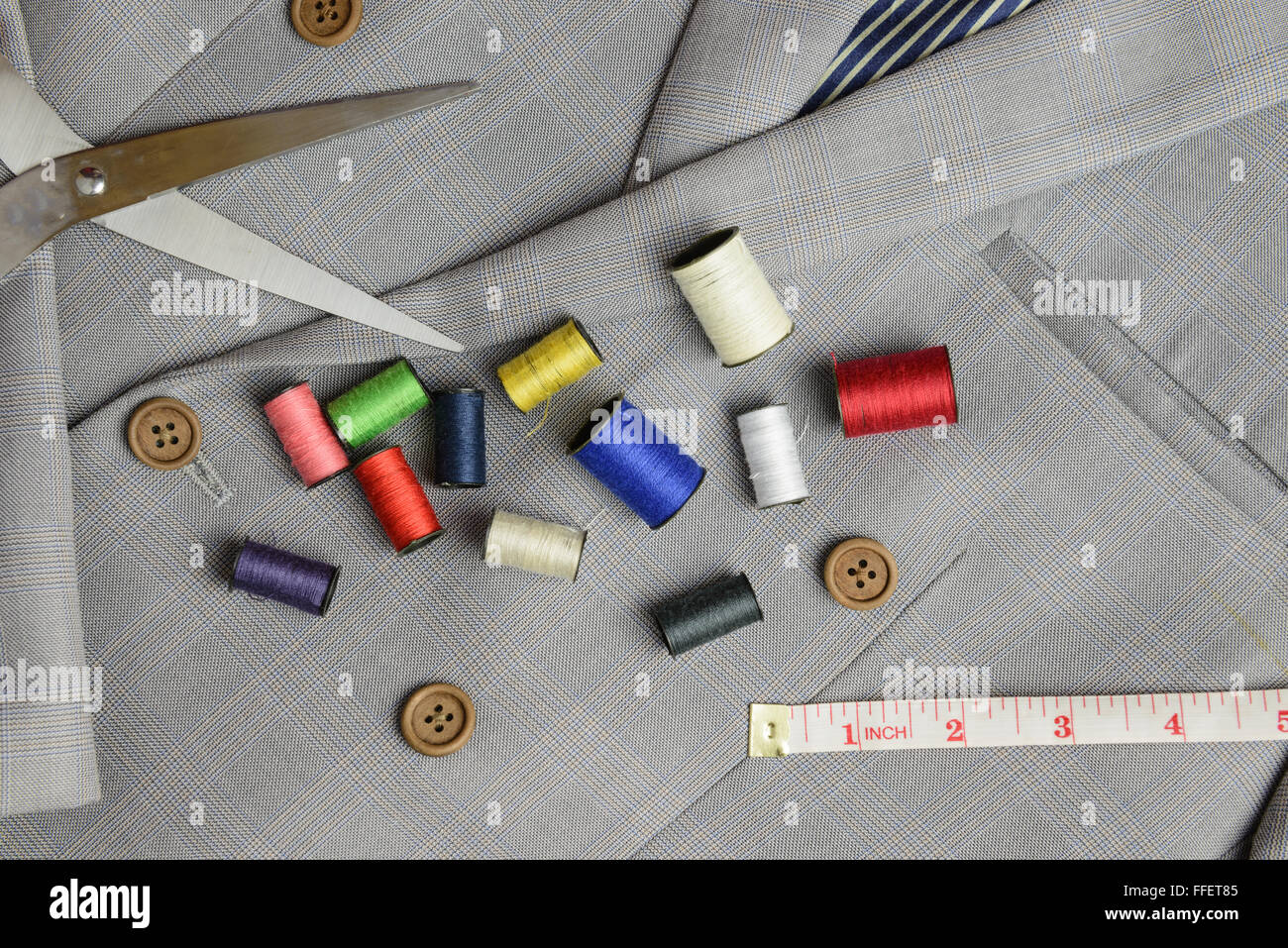 Taglio su misura attrezzature su doppio petto tuta, nastro di misurazione, forbici, filo bobina Foto Stock