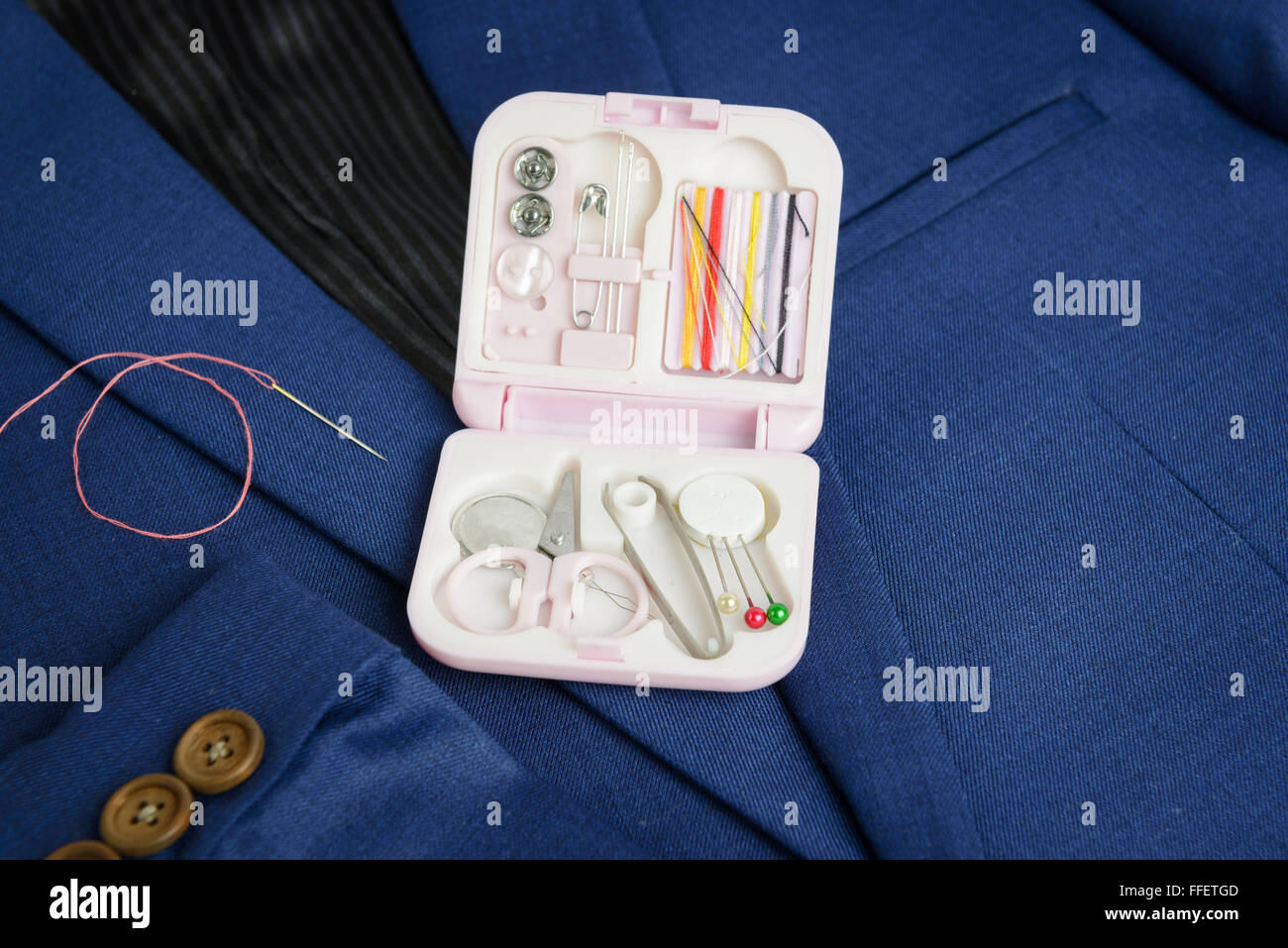 Tuta blu camicia e mini kit di cucitura mini kit di cucitura Foto Stock