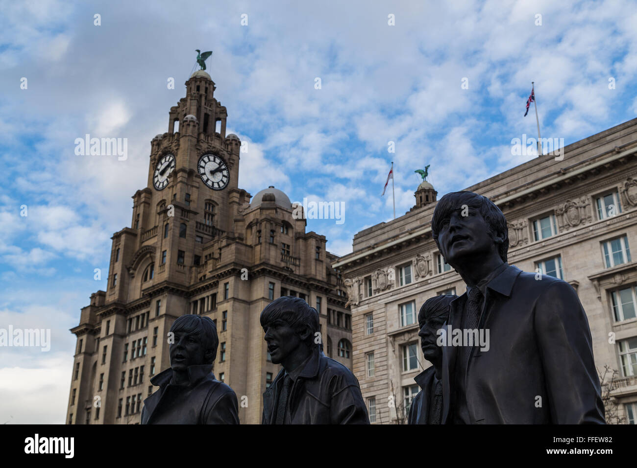 Statue di nero di John Lennon e Paul McCartney, Ringo Starr, George Harrison visto di fronte il Royal Liver & Cunard edifici. Foto Stock
