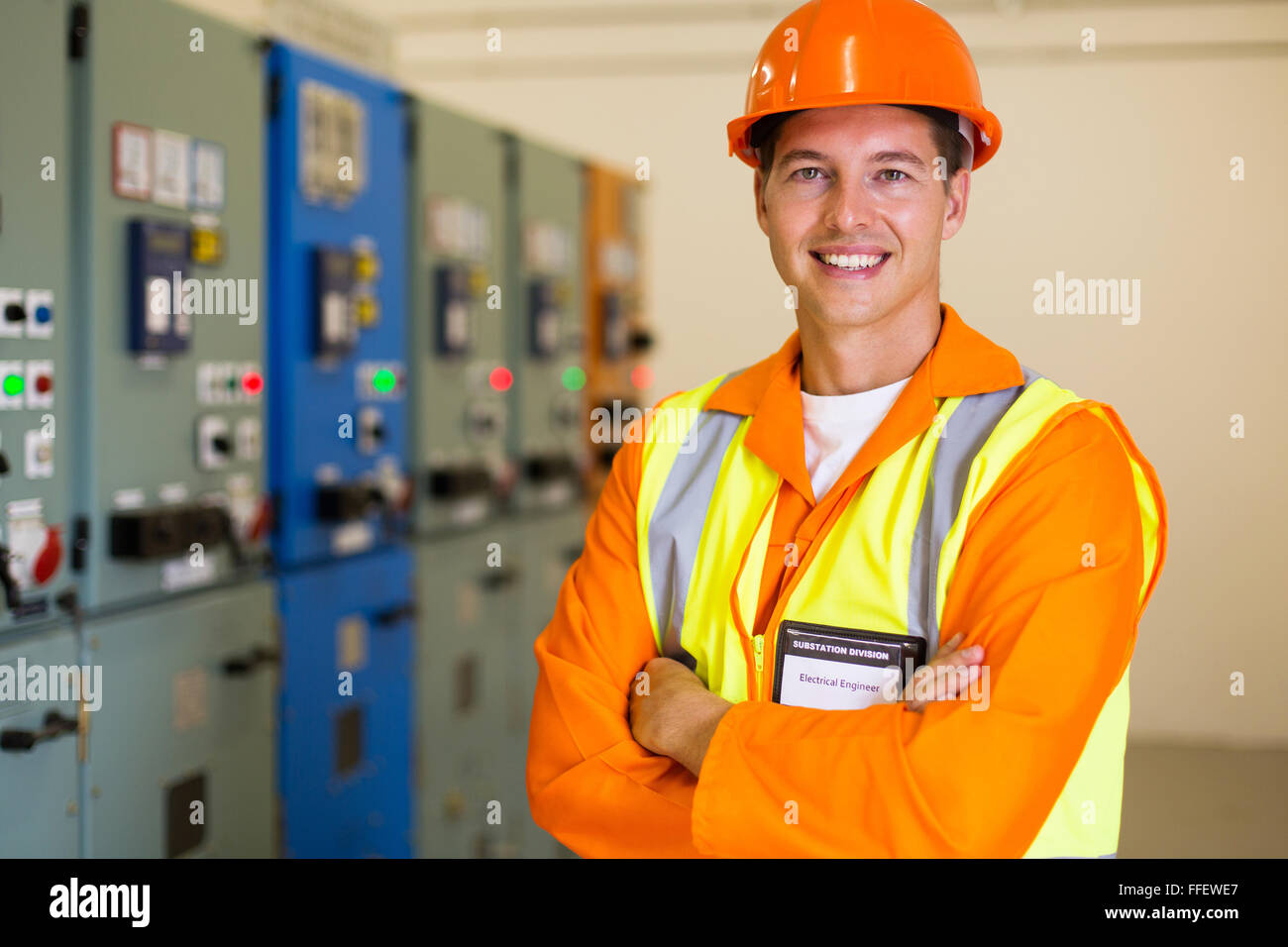 Ritratto di ingegnere maschio con i bracci ripiegati in power plant sala di controllo Foto Stock