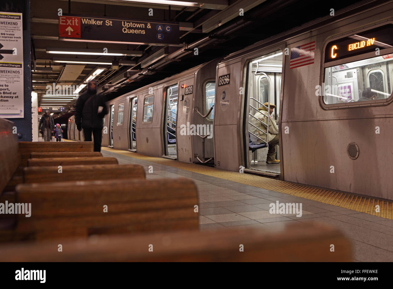 La città di New York C metropolitana treno tira in Canal Street Station. Foto Stock