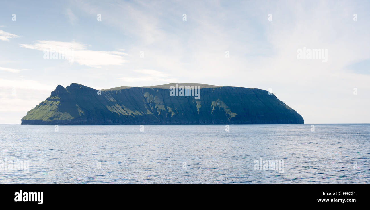 La stora dimun isola su isole Faerøer come si vede da una nave Foto Stock