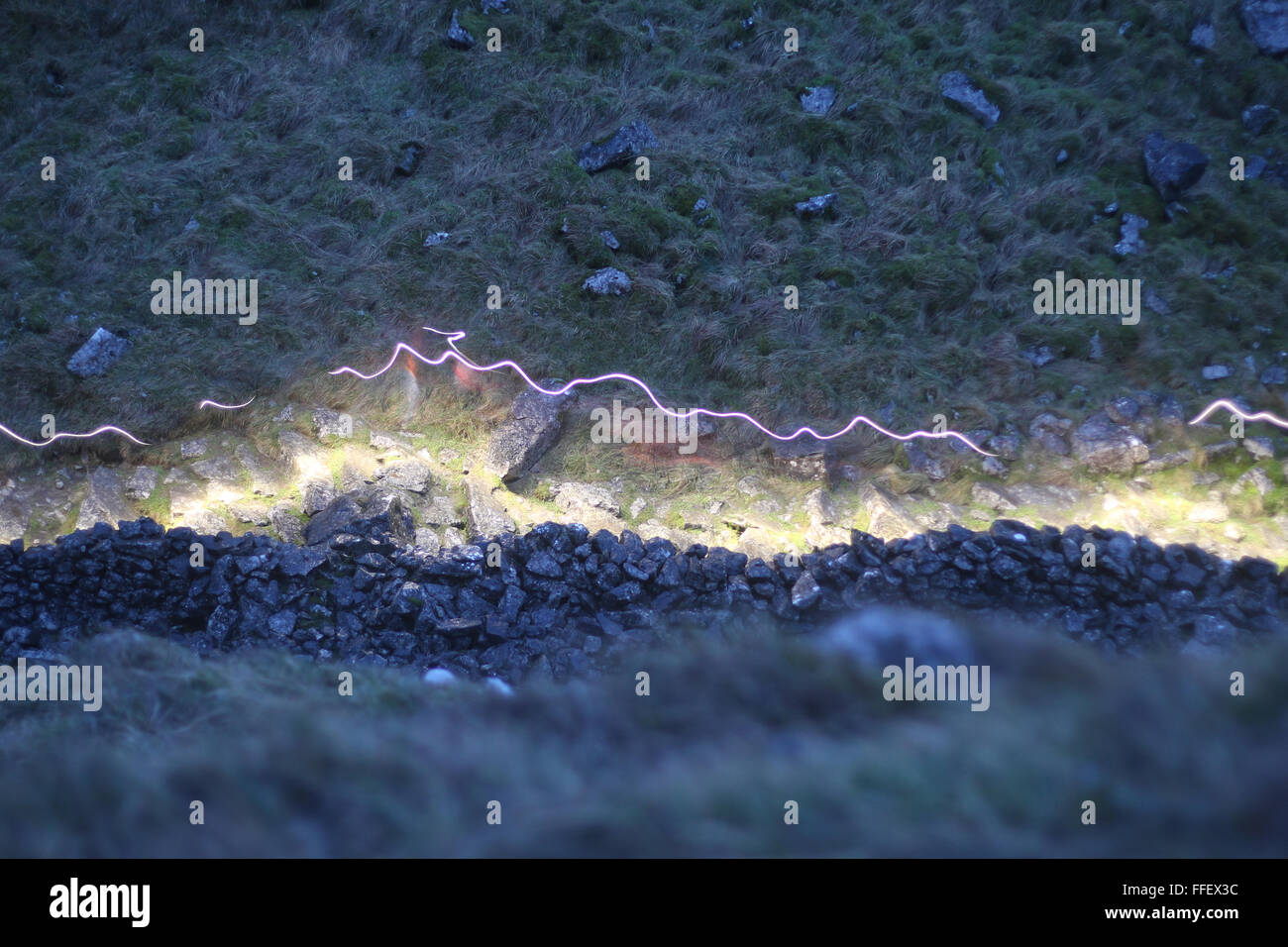 Guide di scorrimento con testa di torce in esecuzione attraverso la Yorkshire Moors Foto Stock