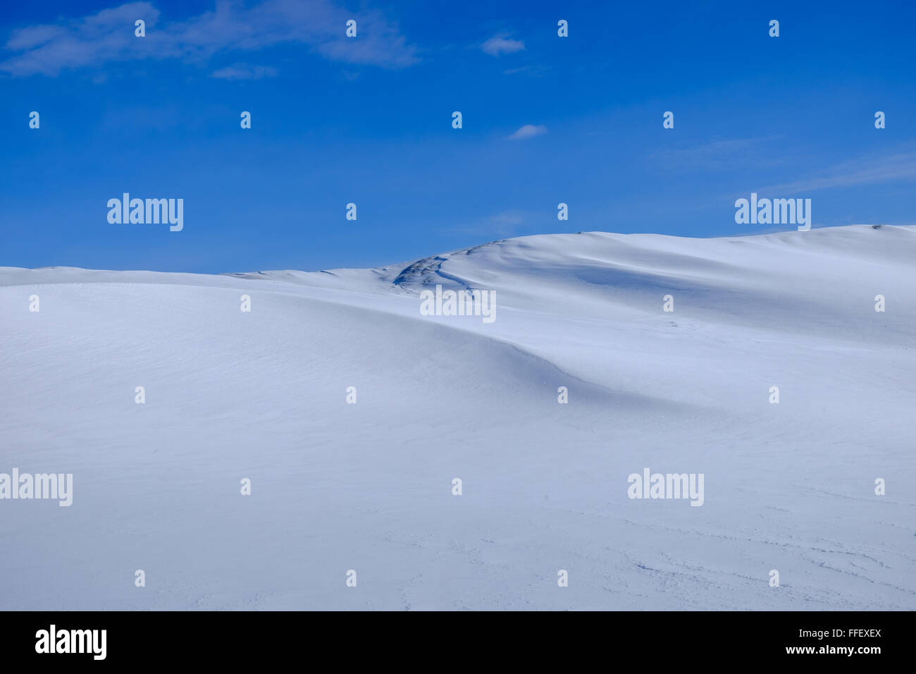 Dune di neve, luci e ombre, inverno, cielo blu, il paesaggio. Calma e tranquilla, ancora scena. Foto Stock