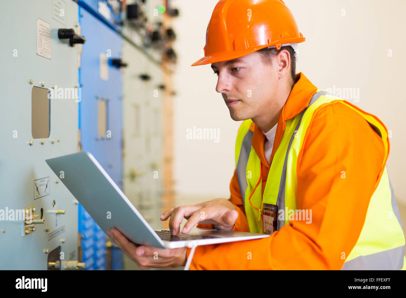 Ingegnere elettrico utilizzando laptop in power plant sala di controllo Foto Stock
