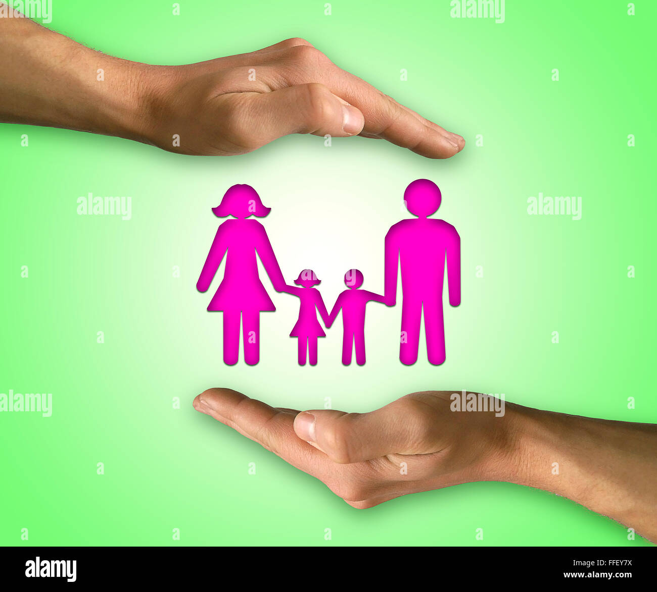 Due mani in posizione per proteggere la famiglia. Famiglia di assicurazione vita Foto Stock