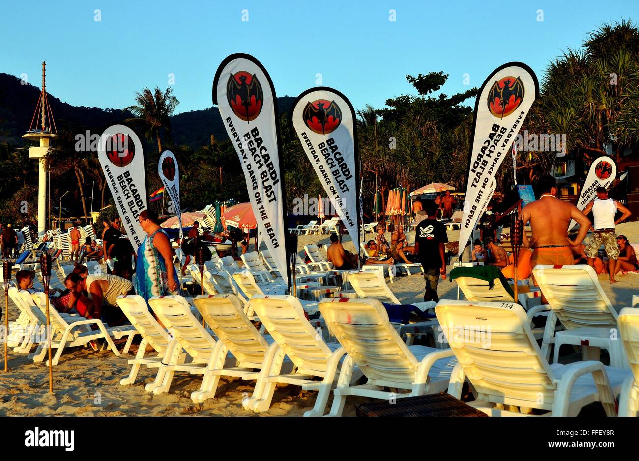 Phuket, Tailandia: Grandi striscioni pubblicitari per la Bacardi Beach Blast al ballo pomeridiano a Patong Beach Foto Stock