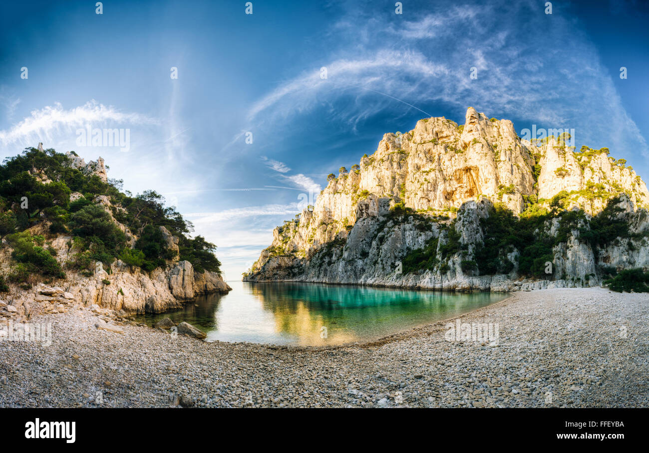 Panorama della bellissima natura dei Calanchi sul litorale azzurro della Francia. Costa "En Vau' vicino nel sud della Francia. Foto Stock