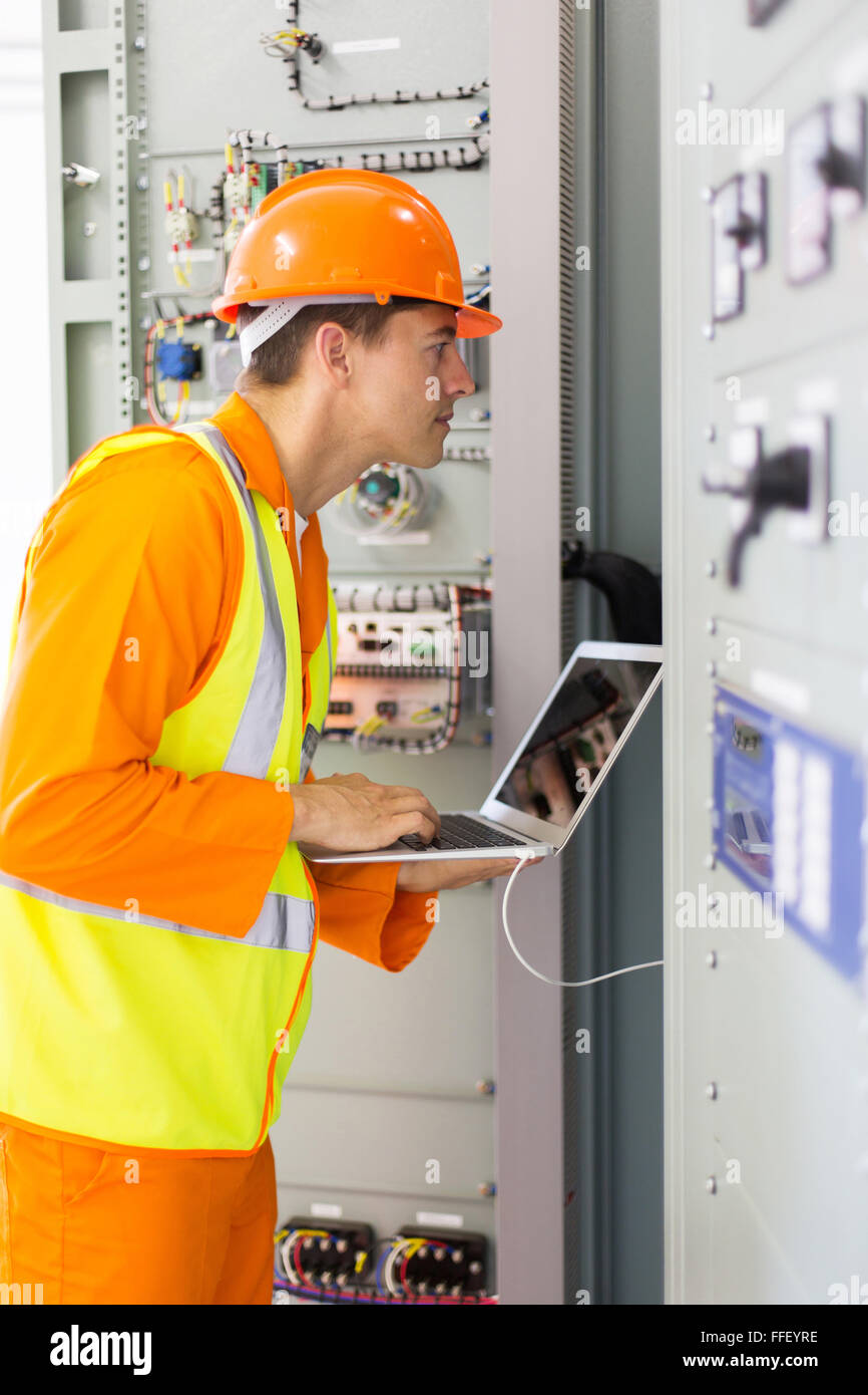Professional tecnico industriale trasformatore di controllo Foto Stock