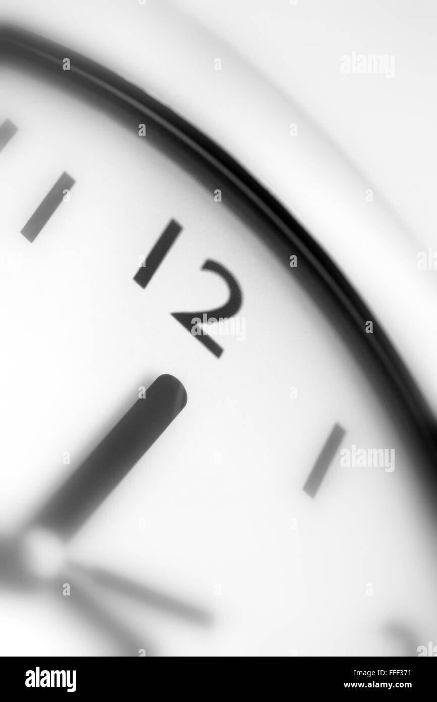 Close up di orologio con focus sul numero dodici Foto Stock