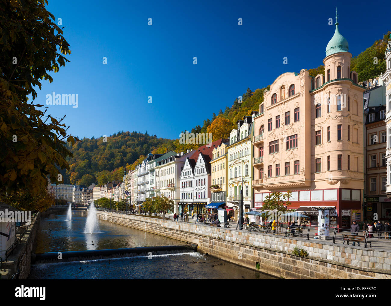 CARLSBAD, Repubblica Ceca - 10 Ottobre 2015 - La storica città di Karlovy Vary è uno dei più famosi centri termali in Europa Foto Stock