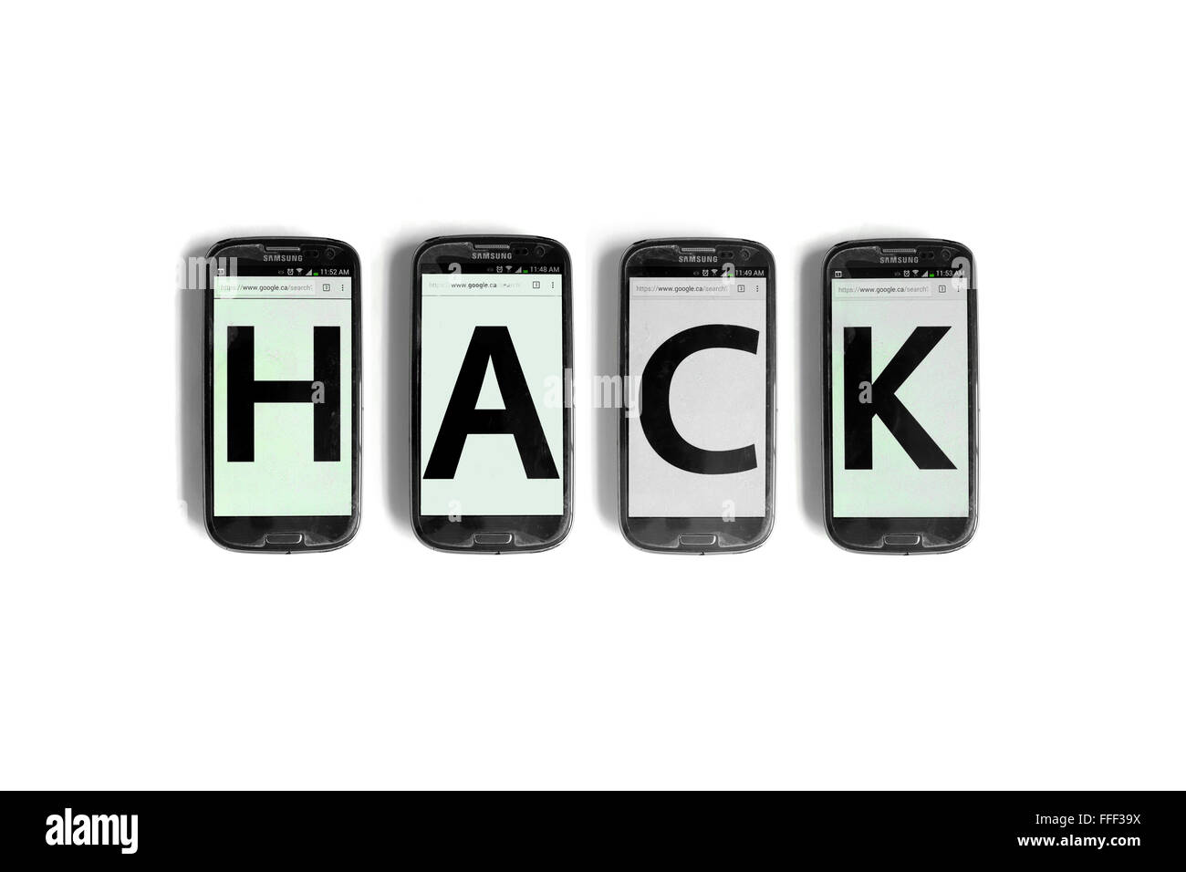 Hack scritto sullo schermo di smartphone fotografati contro uno sfondo bianco. Foto Stock
