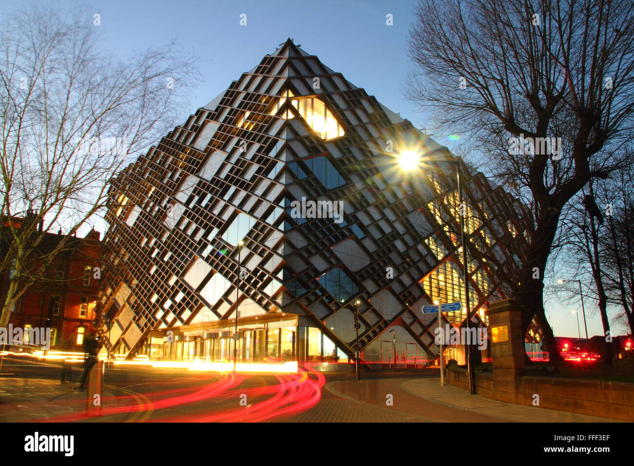 Il Diamante; un edificio nel centro della città di Sheffield di proprietà dell'Università di Sheffield - Sheffield, Yorkshire England Regno Unito - 2016 Foto Stock