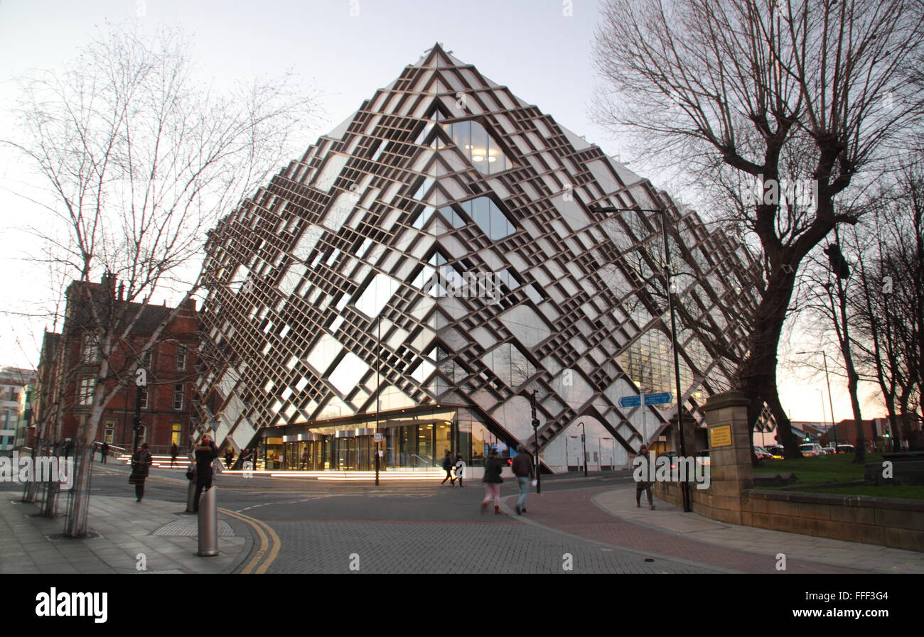 Il Diamante edificio nel centro della città di Sheffield, home l'Università di Sheffield e del dipartimento di ingegneria, Sheffield Inghilterra 2016 Foto Stock
