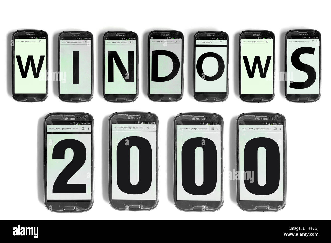 Windows 2000 scritto su schermi di smartphone fotografati contro uno sfondo bianco. Foto Stock