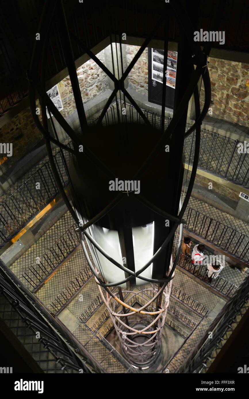 Ascensore albero nel Municipio della Città Vecchia Torre in Praga, Repubblica Ceca. Foto Stock