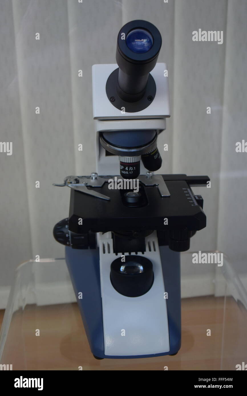Un microscopio per analisi mediche Foto Stock