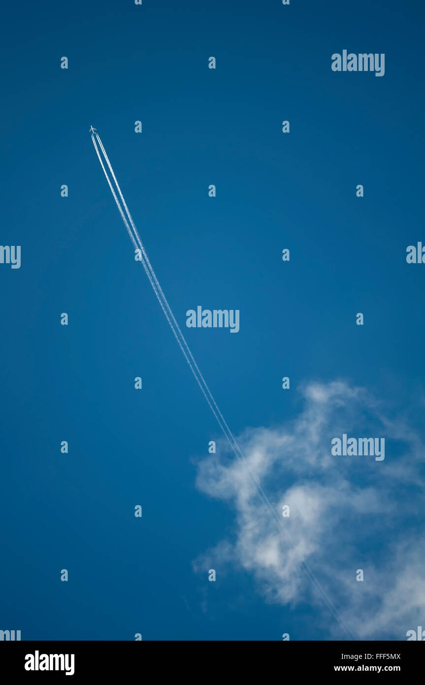 La traccia del piano nel cielo blu Foto Stock