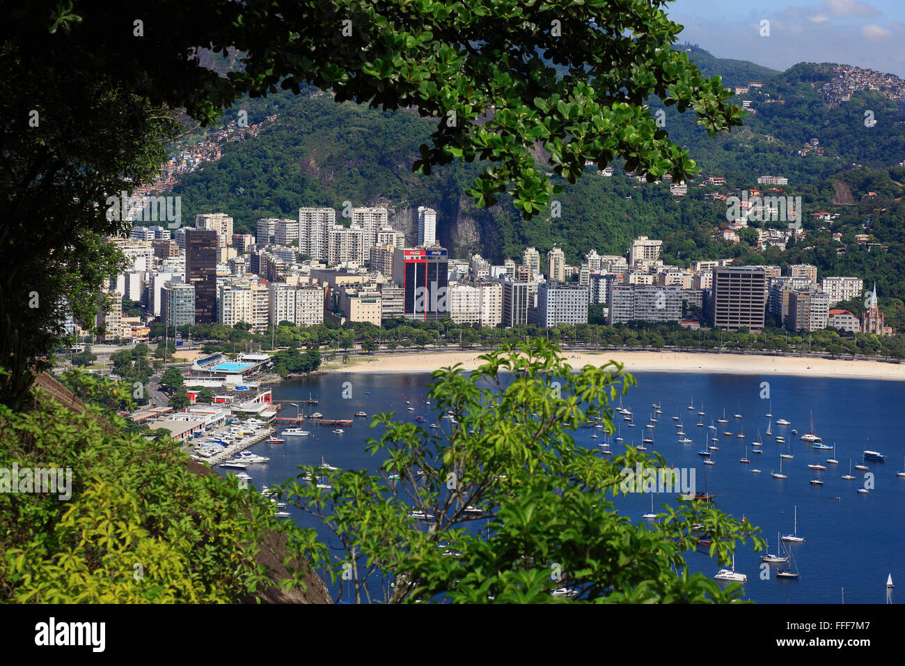 Vista dalla montagna di Sugarloaf, Pao de Acucar, a Rio de Janeiro, Brasile, qui le parti Flamengo, Santa Teresa e il Centro e il Foto Stock