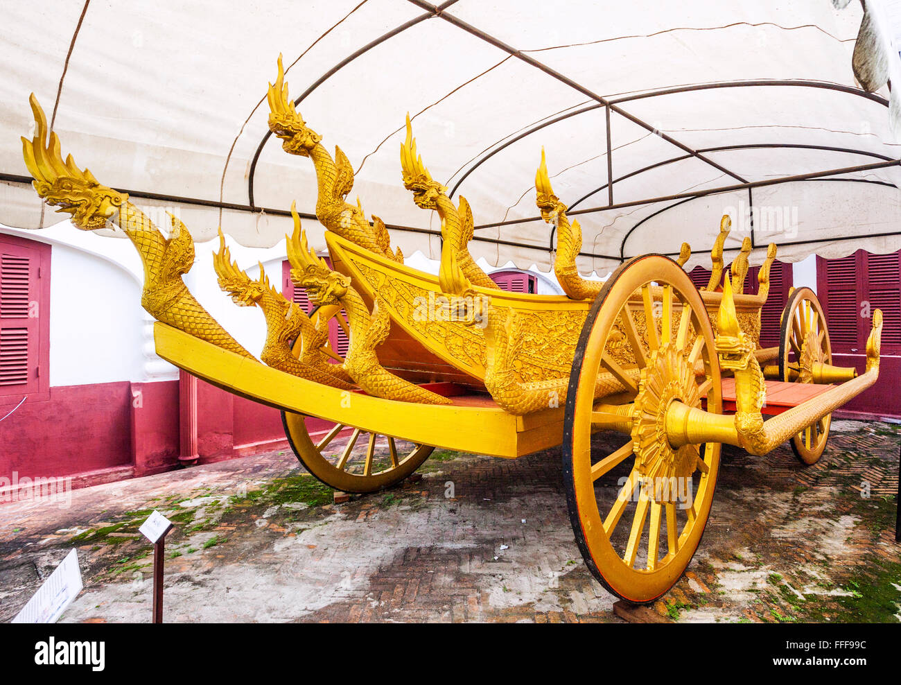 Repubblica democratica popolare del Laos, Laos, Luang Prabang, dorate royal carrello alla Haw Kham Museo Palazzo Reale Foto Stock