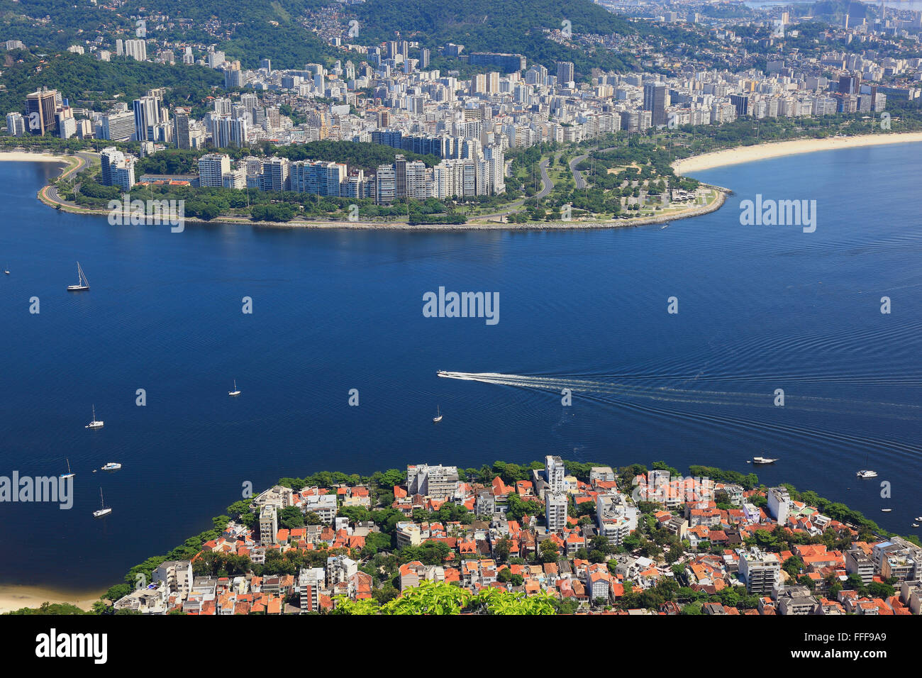 Vista dalla montagna di Sugarloaf, Pao de Acucar, per la città di Rio de Janeiro, Brasile Foto Stock