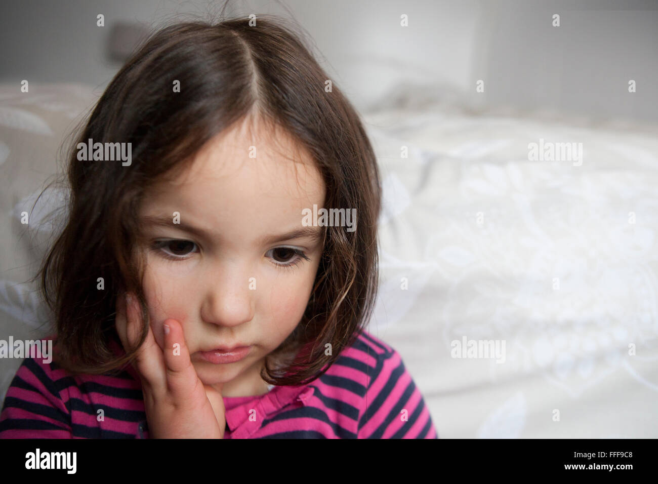 Considerato tre anni bambina. Ritratto in interni Foto Stock
