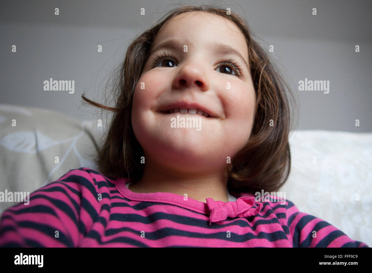 La speranza di tre anni bambina. Ritratto in interni Foto Stock