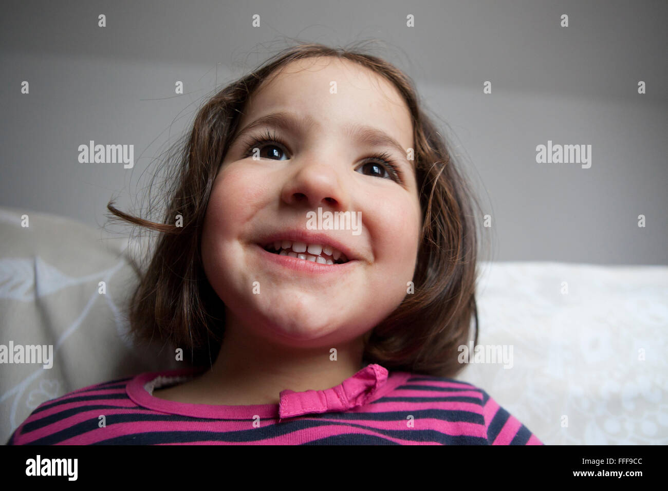 La speranza di tre anni bambina. Ritratto in interni Foto Stock