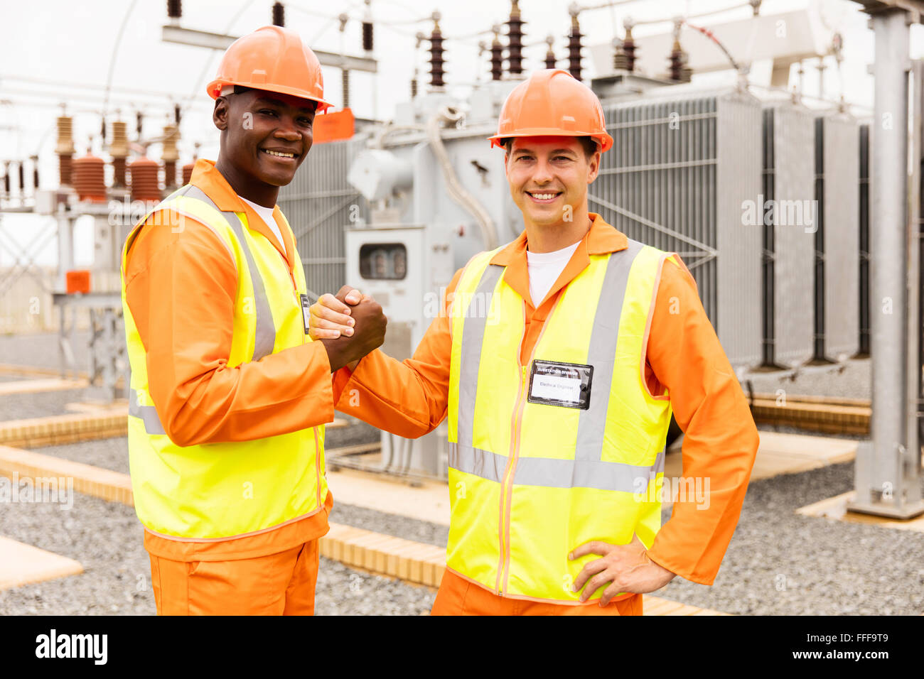 Ritratto di ingegneri elettrici lavorando insieme nella sottostazione Foto Stock