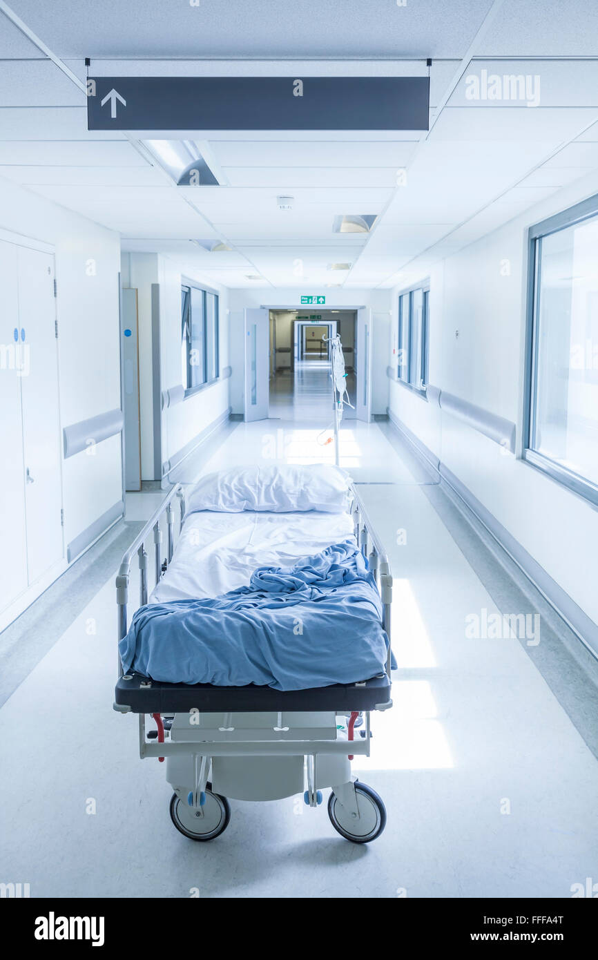 Perdita, lutti o morte concetto vuoto barella barella letto nel corridoio di ospedale Foto Stock