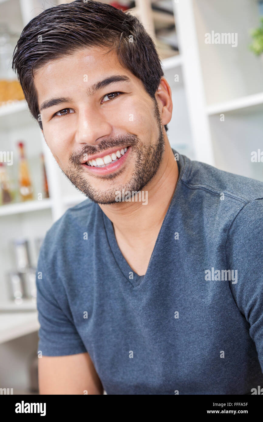 Ritratto di bello sorridente giovane uomo asiatico con la barba Foto Stock