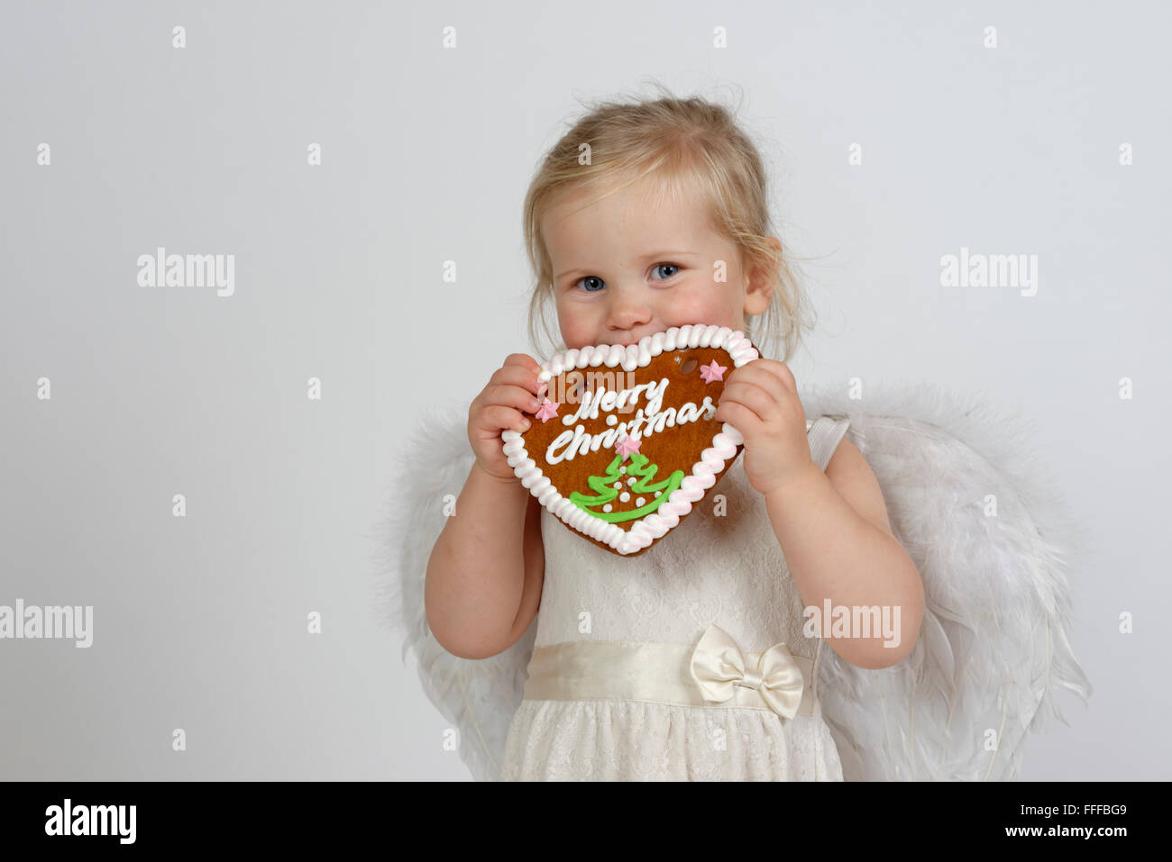 Ragazza, bambino come Angelo di Natale con cuore di panpepato, Buon Natale, Germania Foto Stock