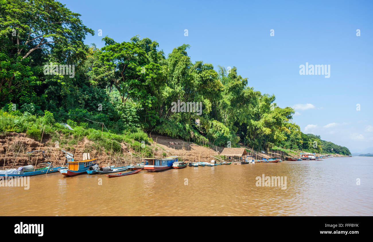 Repubblica democratica popolare del Laos, Luang Prabang Provincia, rive del fiume Mekong al divieto Xieng uomo nel quartiere Chomphet Foto Stock