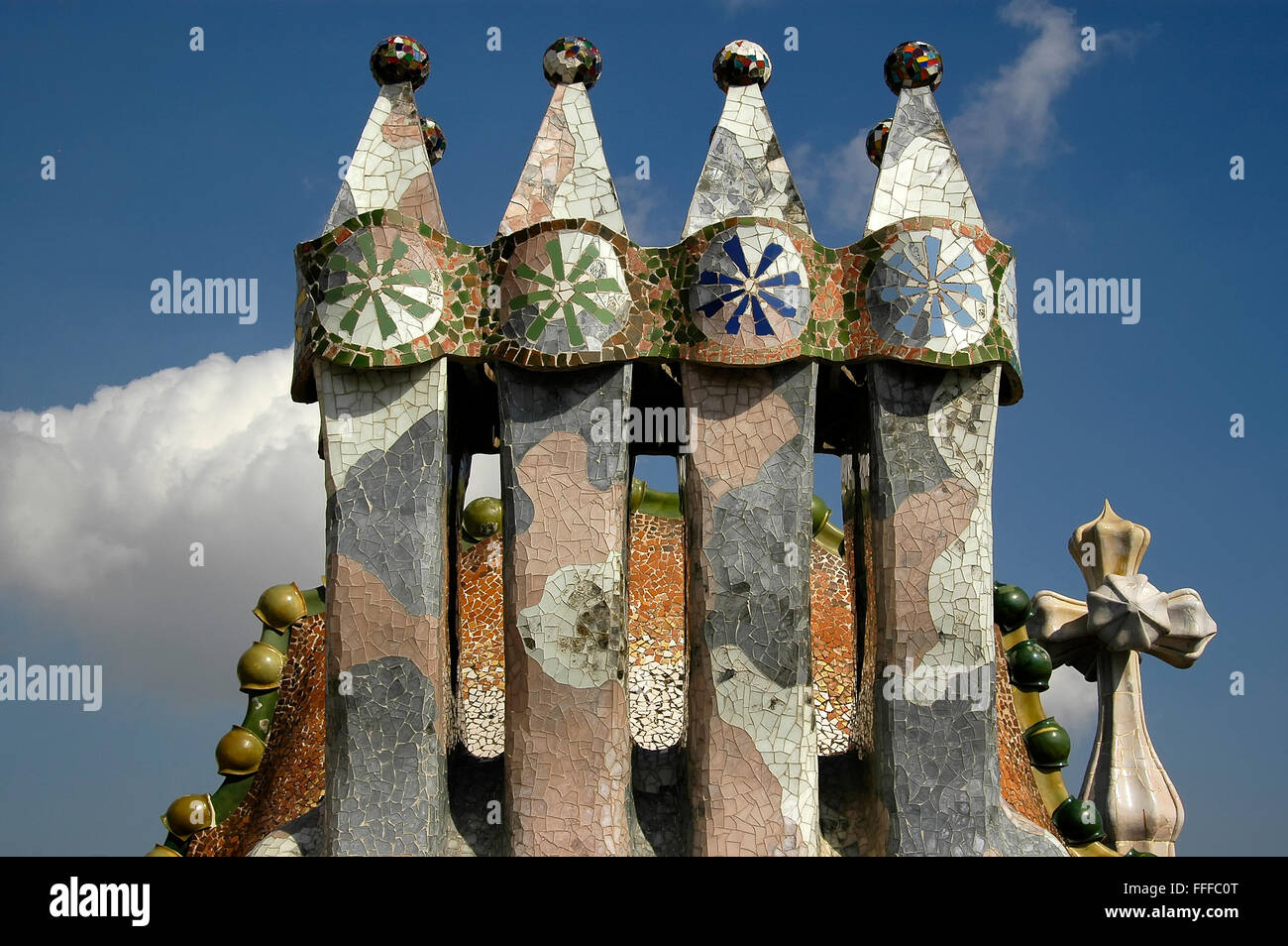 Artistico a forma di drago del tetto della Casa Batlo Foto Stock