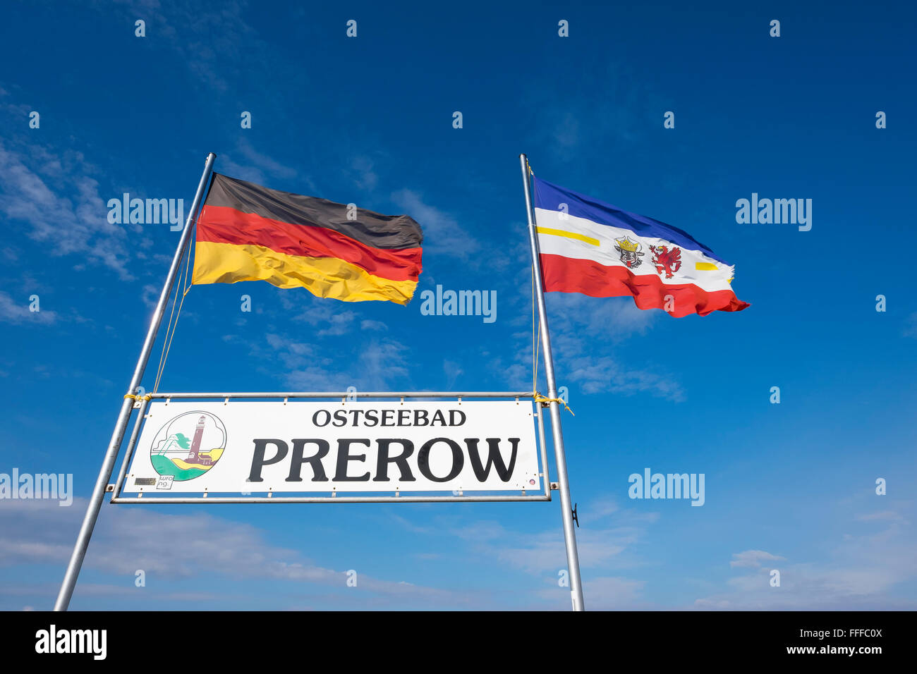 Bandiera della Germania e Meclemburgo-Pomerania bandiera di stato sul molo, Mar Baltico, Prerow, Darß, Fischland-Darß-Zingst Foto Stock