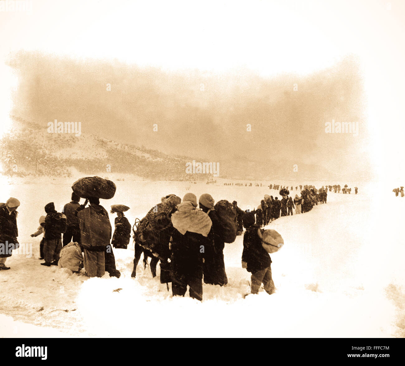 Lunga camminata verso sud: apparentemente infinite file di rifugiati coreani slogs attraverso la neve al di fuori di Kangnung, bloccando il ritiro di Rok mi Corps. Gennaio 8, 1951. Foto di Cpl. Walter Calmus. (Esercito) Foto Stock